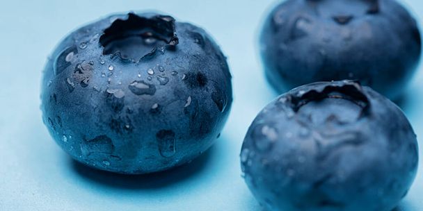 Blueberry Frucht Makro mit Tautropfen Hintergrund.  - Foto, Bild