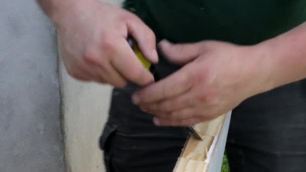 Schneiden von Löchern für das Türscharnier Holzmeißel Ausschneiden der Nut - Filmmaterial, Video