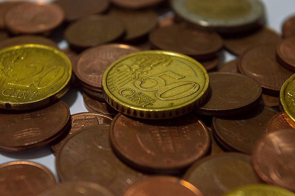 Válogatott euroérmék 50 centtel középen bronz- és aranyérmékkel - Fotó, kép