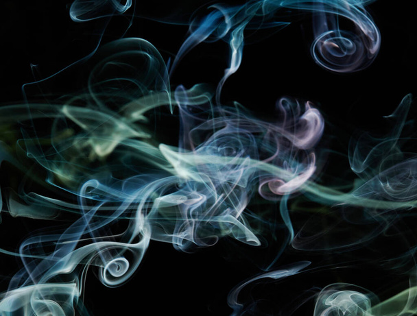 Groene abstracte rooklijn stroom op zwarte geïsoleerde achtergrond - Foto, afbeelding