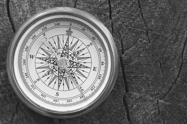 чорно-біле фото круглих компасів як символ туризму з компасом, подорожі з компасом та активний відпочинок з компасом
 - Фото, зображення