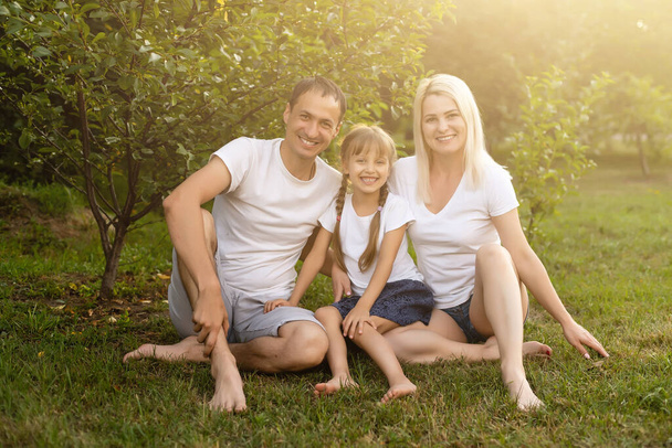 Retrato de alegre família estendida sentada no parque
 - Foto, Imagem