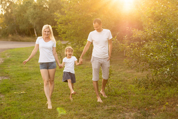 felice giovane famiglia trascorrere del tempo all'aperto in una giornata estiva - Foto, immagini