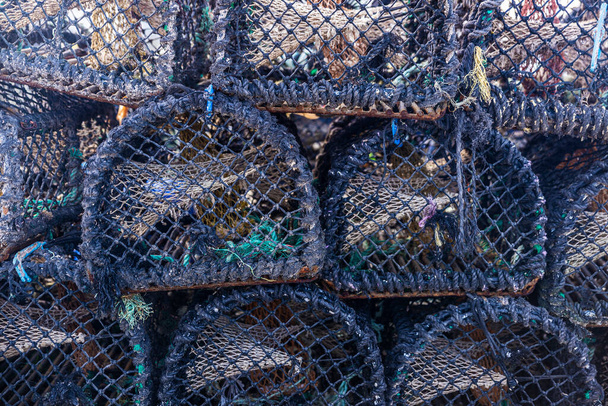 Ambachtelijke visserijuitrusting in de kleine handelshaven van Hoč, vissersdorp in de buurt van Dublin, Ierland - Foto, afbeelding