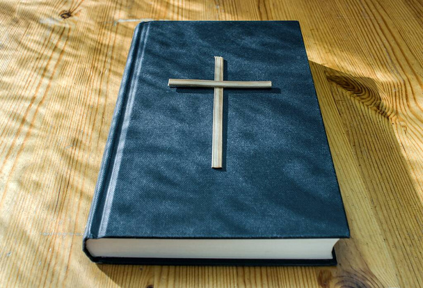 Дерев'яний хрест Божий на Біблії, вивчення релігії вдома. - Фото, зображення