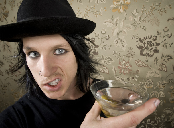 jonge man met een martini - Foto, afbeelding