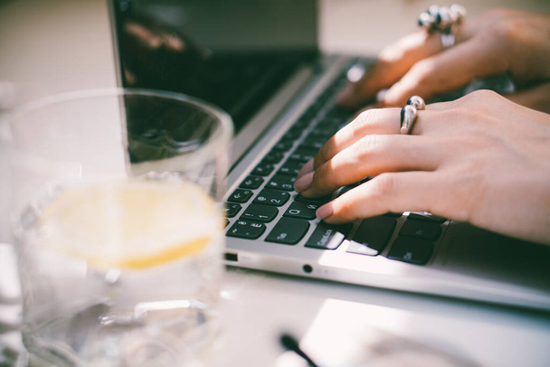 Femmes mains sur clavier d'ordinateur portable, lieu de travail confortable - Photo, image