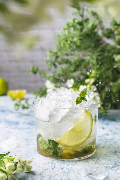 Summer refreshing ice cocktail with lime and mint, mojito or lemonade, copy space - Foto, Bild