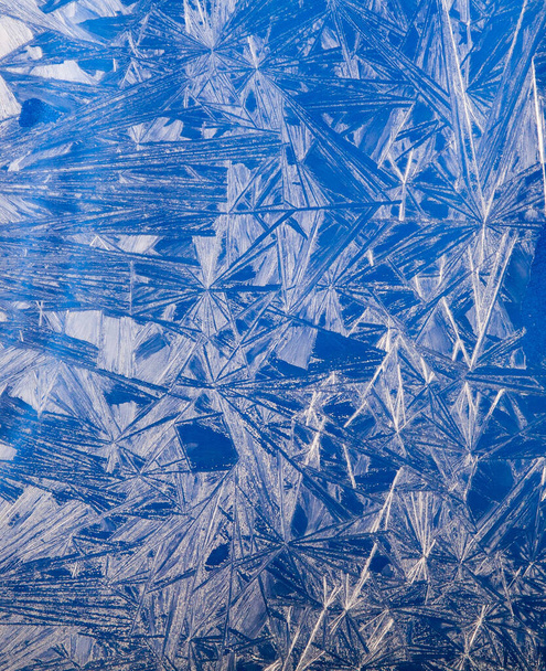 Lichtblauw glas met ijspatroon - Foto, afbeelding