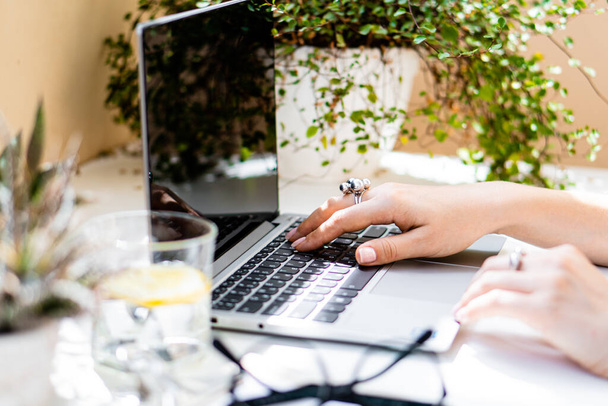 Frauenhände auf Laptop-Tastatur, gemütlicher Arbeitsplatz - Foto, Bild