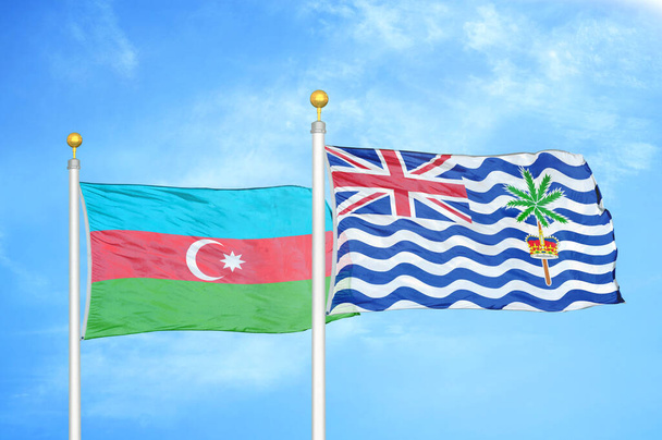 Aserbaidschan und British Indian Territory zwei Flaggen auf Fahnenmasten und blauer bewölkter Himmel Hintergrund - Foto, Bild