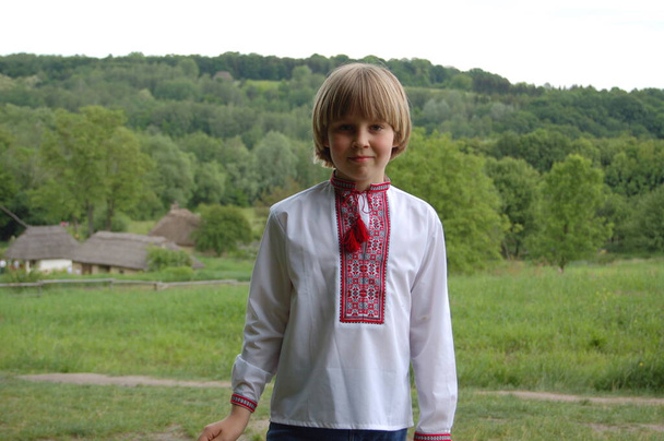 Bambino ragazzo in ucraino ricamato ritratto camicia nel parco estivo - Foto, immagini