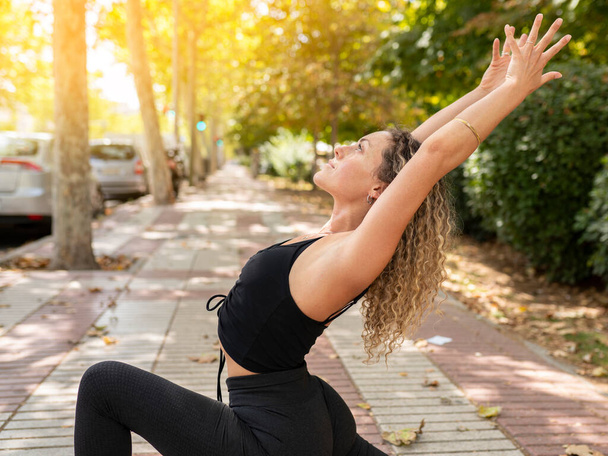 Fitness, spor ve video bloglama konsepti - dışarıda yoga derslerini kaydeden cep telefonlu kadın blogcu - Fotoğraf, Görsel