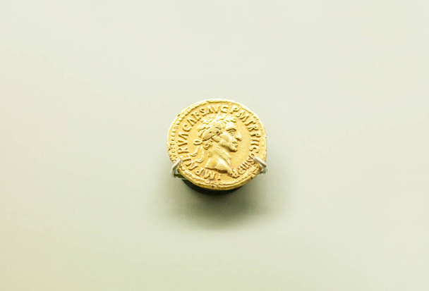 Merida, Spanyolország - augusztus 25, 2018: Nerva Roman Emperor gold coin. National Museum of Roman Art in Merida, Spanyolország - Fotó, kép