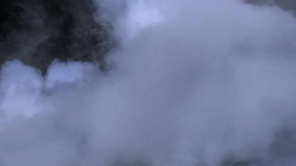 Halloween magique effrayant. Fumée atmosphérique élément VFX. Fond brumeux. Nuage de fumée abstrait. Fumée au ralenti sur fond noir. Fumée blanche flottant lentement dans l'espace contre le bg noir - Séquence, vidéo