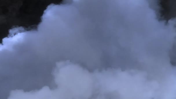 不気味な魔法のハロウィーン。大気煙VFX要素。背景をかすめる。抽象的な煙雲。黒を背景にスローモーションで煙。黒い袋に対してゆっくりと空間を浮遊白い煙 - 映像、動画