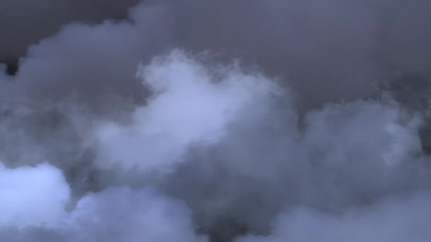 Straszne magiczne Halloween. Dym atmosferyczny VFX element. Mglista przeszłość. Abstrakcyjna chmura dymu. Dym w zwolnionym tempie na czarnym tle. Biały dym powoli unoszący się w przestrzeni przeciw czarnej kuli - Materiał filmowy, wideo