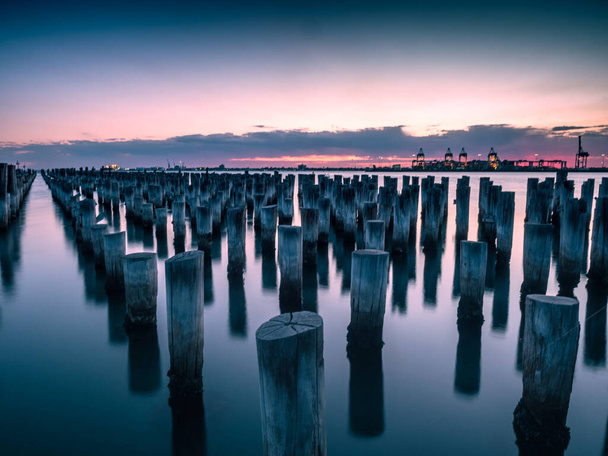 Symbolträchtige Stümpfe stehen am Ende der Princess Pier in meblurne australia - Foto, Bild