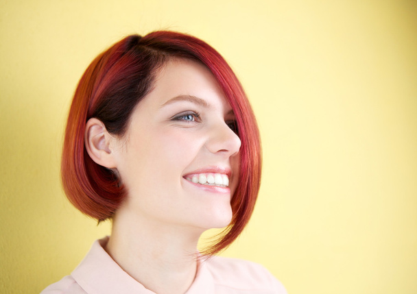 Nuori nainen punaiset hiukset hymyilevä
 - Valokuva, kuva