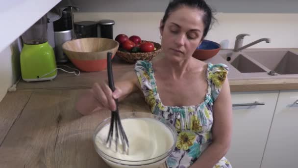 Femme faisant et essayant mauvaise pâte à crêpes - Séquence, vidéo