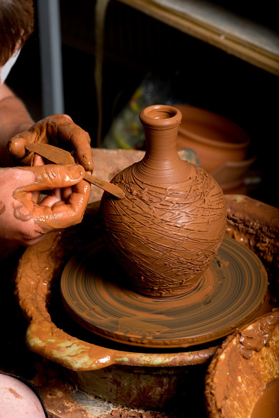 manos de un alfarero, creando un frasco de barro - Foto, imagen