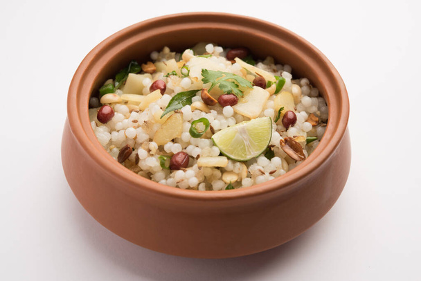 Sabudana khichdi ή Khichadi είναι μια ινδική νηστεία Συνταγή ή Vrat τροφίμων που καταναλώνονται κατά τη διάρκεια navratri, ekadashi ή ganesh chaturthi - Φωτογραφία, εικόνα