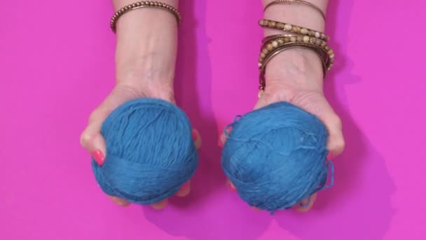 Γυναικεία χέρια που σφίγγουν μπλε νήματα - Πλάνα, βίντεο