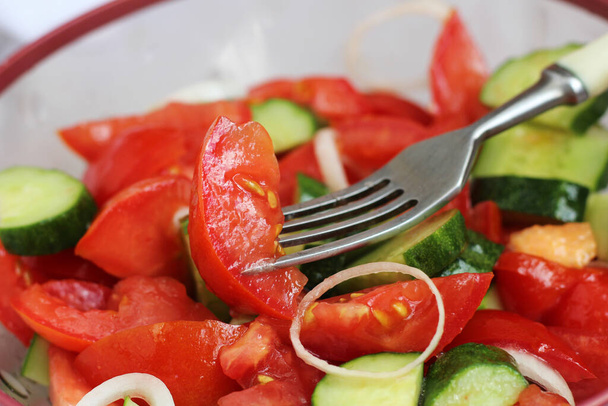 Ensalada de verduras con tomates y pepinos tan cerca - Foto, imagen