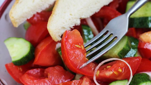 Salada de legumes com tomates e pepinos tão perto
 - Foto, Imagem