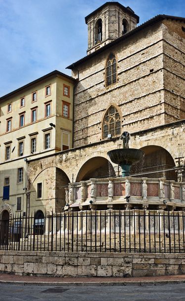 Fontana Maggiore à côté du Duomo (Cathédrale), Pérouse, Ombrie, Italie
 - Photo, image