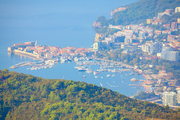 Widok z góry z lotu ptaka Luka Budva. Popularne nadmorskie miasto w Czarnogórze  - Zdjęcie, obraz