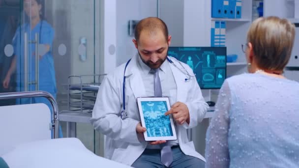 Médico praticante mostrando radiologia scan
 - Filmagem, Vídeo
