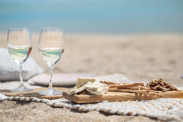 Verano hermoso picnic romántico junto al mar. El concepto de unas vacaciones
 - Foto, imagen