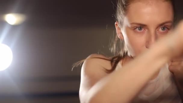 Aggressiivinen tyttö kouluttaa nyrkkeilylyöntejä. Naisten itsepuolustustaidot - Materiaali, video