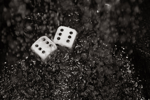 Gioco d'azzardo dadi sotto la pioggia
 - Foto, immagini