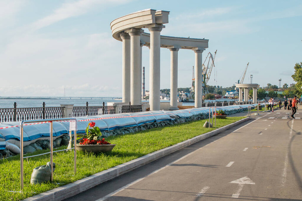 Барьерные сооружения для предотвращения затопления набережной реки Амур. Хабаровск, Россия - Фото, изображение