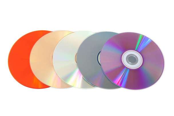 Beyaz arkaplanda birden fazla renkli CD var. - Fotoğraf, Görsel