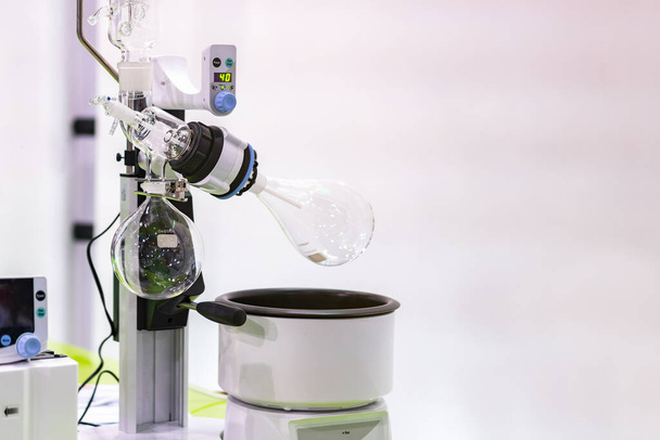 evaporador de vacío rotativo automático y de alta tecnología con matraz de destilación en laboratorio químico para científicos con espacio de copia - Foto, imagen