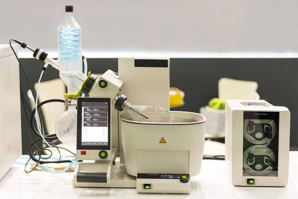 Zavřít vysoce technologický rotační vakuový odpařovač s destilační baňkou v chemické laboratoři pro vědecké účely - Fotografie, Obrázek