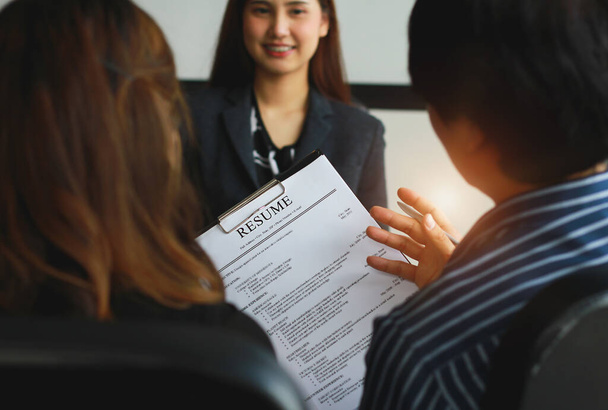 Close-up van sollicitatiegesprekken met HR-personeel met CV en achtergrondcontroles bij kandidaten met voorbereide vaardigheden. - Foto, afbeelding