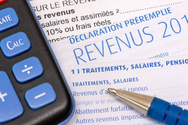 Impôts : déclaration d'impôts française avec la page salaires, pensions et rentes, calculatrice et stylo - Photo, image