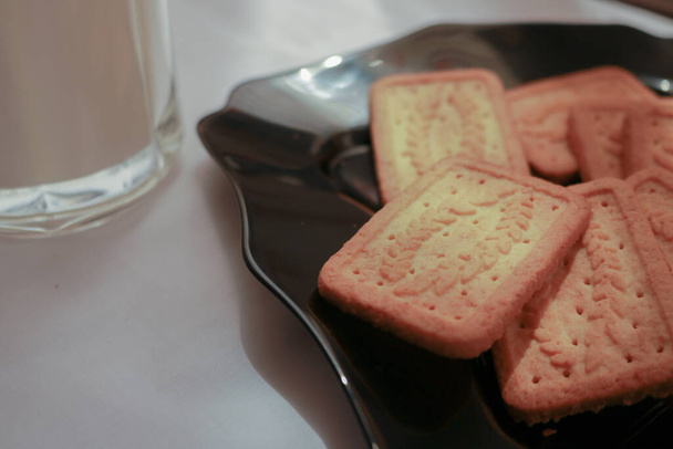 Café da manhã com biscoito de coco e leite branco
 - Foto, Imagem