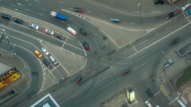 Timelapse: snel rijdend autoverkeer op de Moskouse straat - top down vanuit de lucht - Video