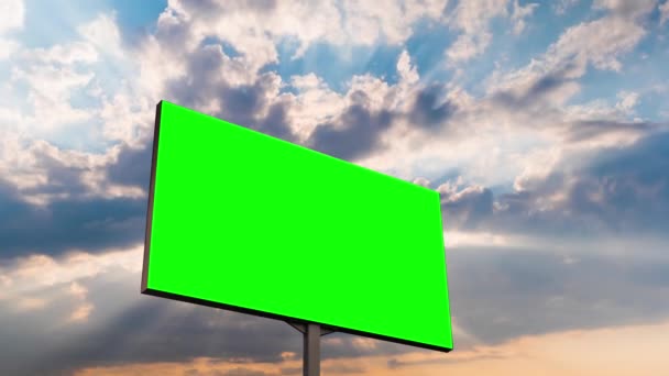 Zeitraffer - leere grüne Plakatwand und bewegliche weiße Wolken gegen den Himmel bei Sonnenuntergang - Filmmaterial, Video