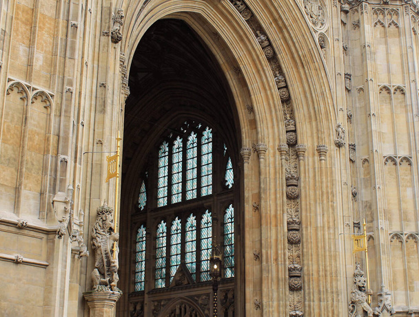 London, UK - August 10, 2019, luxurious decor, arch and window of Westminster Palace - Foto, imagen