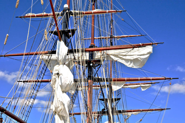 帆が折られた背の高い船マストとヤードアームの閉鎖 - 写真・画像