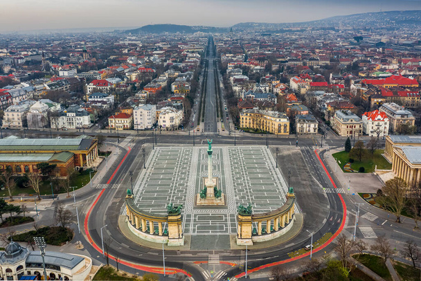 Budapest, Hungría - Vista aérea de la totalmente vacía Plaza de los Héroes, Andrassy calle y Dozsa Gyorgy calle en una mañana durante la cuarentena Coronavirus. La plaza suele estar llena de turistas - Foto, imagen