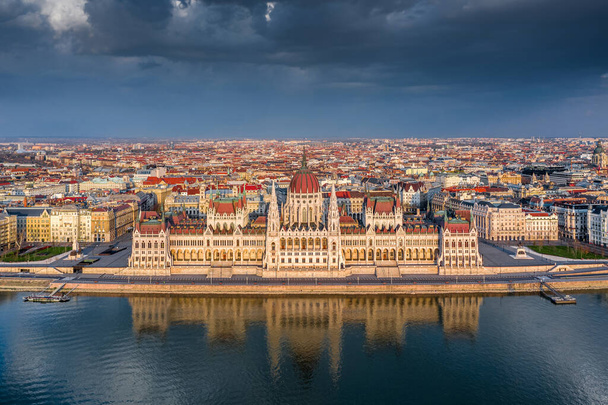 Будапешт, Венгрия - Воздушный вид на красивое здание венгерского парламента с видом на море и теплый золотой солнечный свет на закате. Улицы полностью пусты из-за карантина Коронавируса 2020 года - Фото, изображение