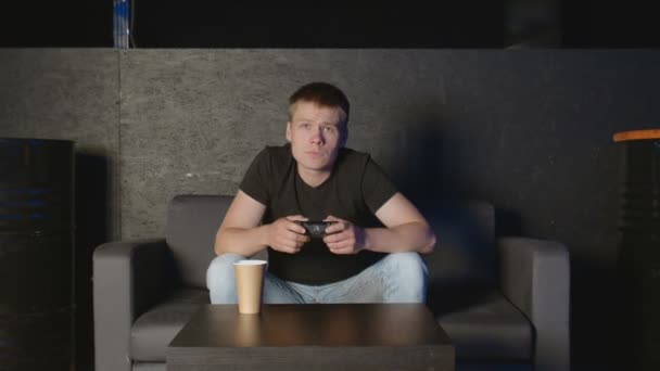 Homem perturbado depois de perder em jogos de vídeo on-line sentado no sofá
 - Filmagem, Vídeo
