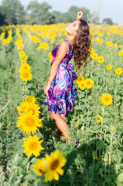 безкоштовна дівчина гуляє в полі. мир і спокій наповнює радість людини
. - Фото, зображення